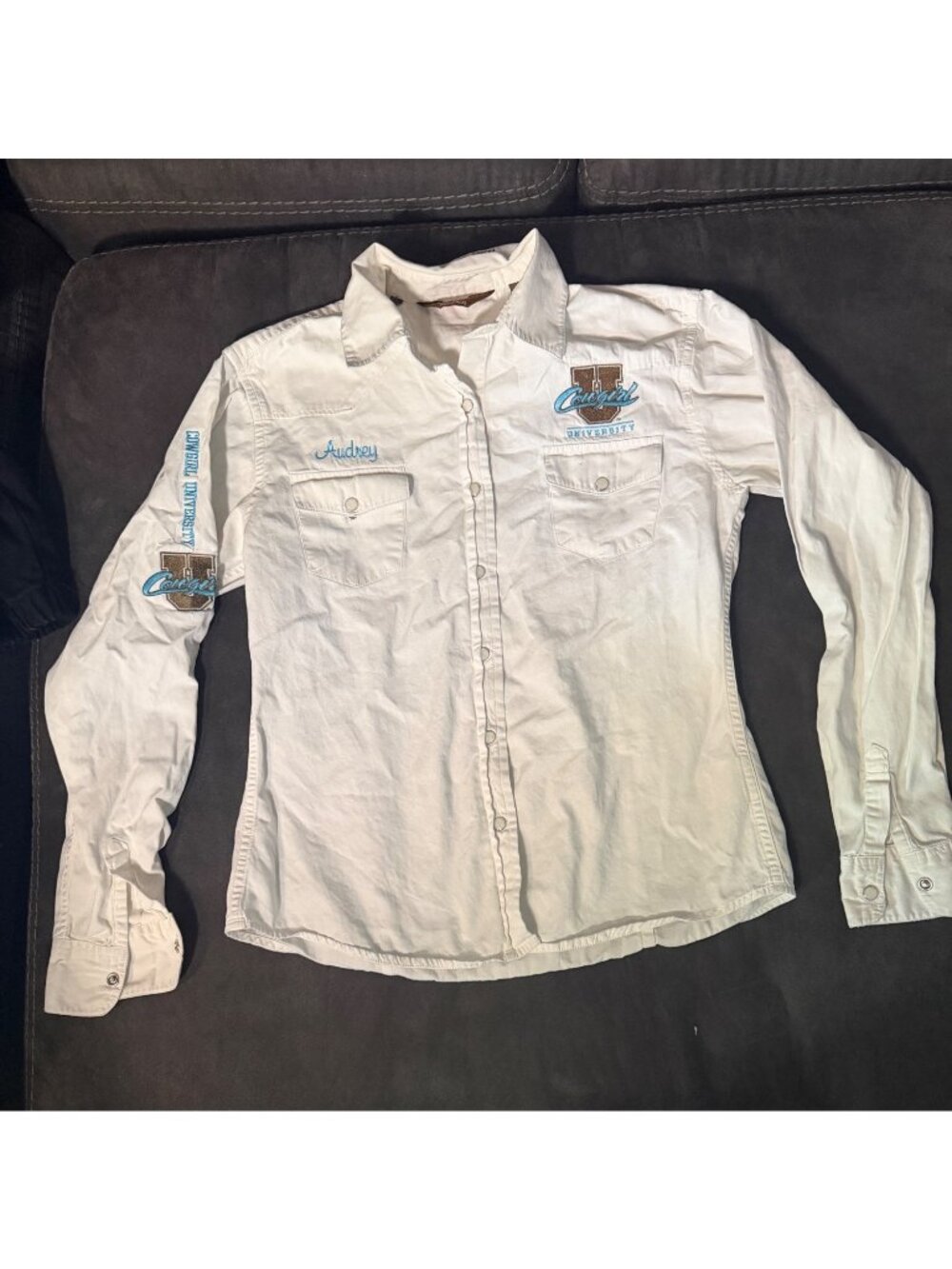 National Cowgirl Museum Walls Womens White Embroidered Shirt With "Cowgirl Unive